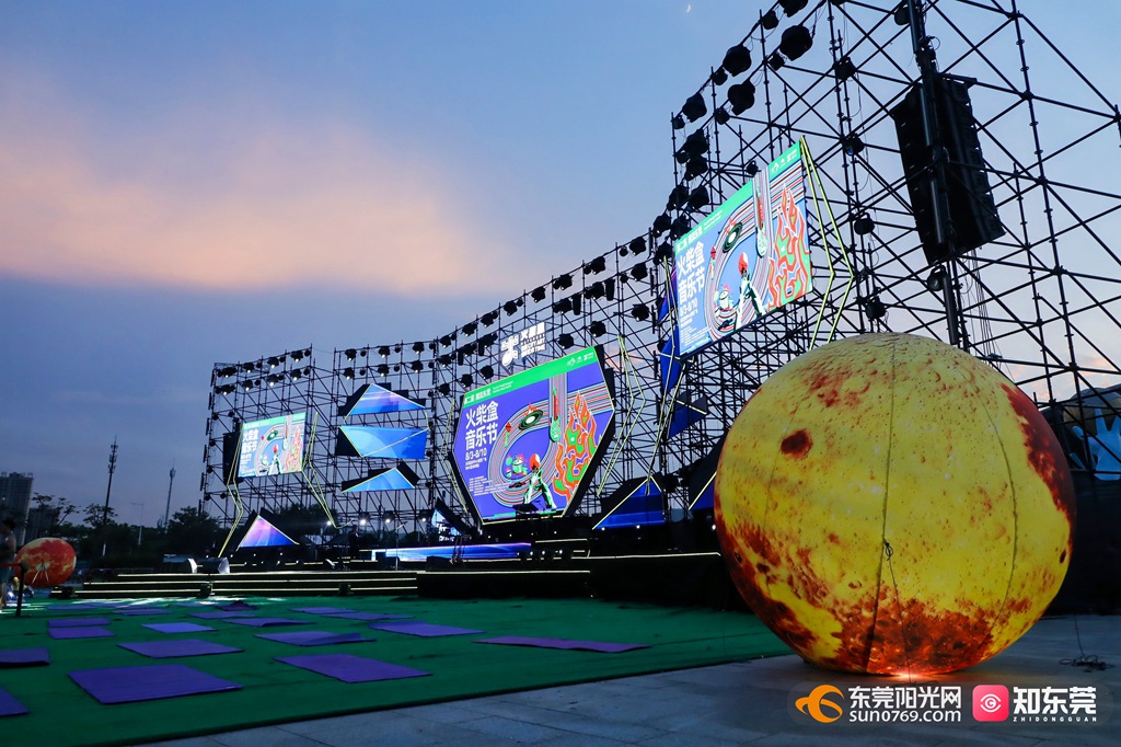 广州高浪取得一种360LED投影灯变焦结构专利解决舞台灯光变焦精准定位的问题